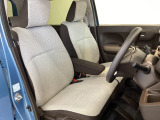 【前席】充分な広さを確保した、快適な前席!インテリアカラーも落ち着いたお色です♪センターアームレストも付いて、リラックスした姿勢で運転していただけます♪