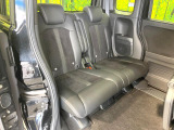 後部座席も気になるようなキズ・汚れやへたり等、大きなダメージはなく、良好な状態です。