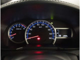 とっても見やすいメーターです。夜間時はラグジュアリーな気分にさせてくれる照明が魅力ですので、夜のドライブも楽しみになりますよ♪