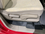 シートハイトアジャスターが付いているので運転姿勢を調整するのに便利ですね。身長に合ったシートポジションは安全運転や疲労軽減にもつながります。