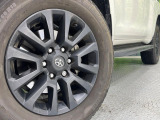 【純正アルミホイール】外観にマッチした純正アルミホイールを装着しております。各種社外アルミホイールや、スタッドレスタイヤも取扱いしております。是非ご相談ください♪