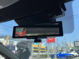 インテリジェントルームミラーです。人や物で視界が遮られてても、車体後部のカメラ映像に切り替えることにより、クリアな後方視界を実現しています。
