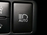 【オートマチックハイビームヘッドライト】ハイビーム走行時に対向車や前走車をカメラで認識して自動的にロービームにする機能が装備されています。※道路環境などによっては作動しない場合があります。
