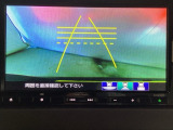 バックでの車庫入れも安心です! リアカメラが付いているバックモニター付のナビを装備しております。操作線もついており距離感も画面から確認できます。