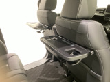運転席・助手席の背もたれには、2列目シート用にカップホルダー付きの「格納式のシートバックテーブル」を装備しています。休憩時のちょっとした時間などカップを置いたり、小物置きに使えて便利です。