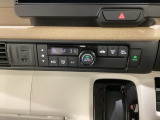 セレクトレバーの左上にオートエアコンがついてますので、簡単操作で快適に過ごせます。リア熱線のスイッチの中に、雪道に対応したサイドミラーヒーターも入っています。