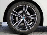 【BMWアロイホイル】軽量かつ強度に拘ったアロイホイル。走行性能ポテンシャルを引き出す設計。車の足元を引き締めてくれる大きなポイントはアロイホイルです。
