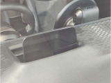 【ヘッドアップディスプレイ】現在の車速表示や目的地へのルート案内やメディア関連のリストを表示する事が可能です。視線移動を減らす事によりドライブに集中して頂けます。