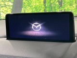 【10.25インチマツダコネクト】車内の雰囲気にマッチした大型ディスプレイ。スマホ接続でのナビ使用やBluetooth再生等、様々な機能が楽しめます。直感的なダイヤル操作が可能で、使い勝手も良好です。