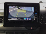 【バックカメラ】運転が苦手な方も車庫入れラクラクです!ギアをリバースに入れれば自動的に切り換わりますので、面倒な操作は不要です♪狭い駐車場もお車を傷つけず安心ですね!