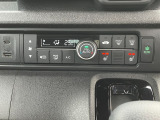 もちろんフルオートエアコン!前席シートヒーターもついてますのでいつでも快適です。