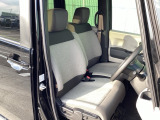 フロントシートはベンチシートです。ベンチシ―トは運転席と助手席の移動もスムーズ!狭い駐車場での乗り降りに便利です。シートの間にコンソールボックスやドリンクホルダーがないため、車内空間も広く感じます