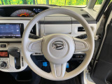 【スマートアシストⅢ】走行中に前方の車両等を認識し、衝突しそうな時は警報とブレーキで衝突回避と被害軽減をアシスト。より安全にドライブをお楽しみいただけます。