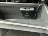 高速道路で割引など色々なサービスが受けられる、ETCは助手席側のセンターコンソールの中にあります。