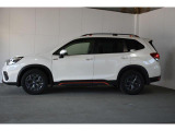スバルの4WD(AWD)は直進安定性に優れ、日常走行から高速走行まで、さまざまなシーンで安心感に満ちた走りが愉しめます。それは悪路や泥道など左右のタイヤの路面状況が異なるシーンでも変わりません。