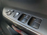 パワーウィンドウのスイッチですよ。運転席に居ながら窓を開け閉めのコントロールできます。