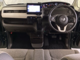 車内は光触媒抗菌消臭施工済です。スタイリッシュなデザインで暖かみのあるインパネ周りを演出します。グローブボックスやカップホルダーのほかにトレーなどたくさんの収納スペースが装備されています。