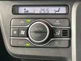 【オートエアコン】一度お好みの温度に設定すれば、車内の温度を検知し風量や温度を自動で調整。暑い&hellip;寒い&hellip;と何度もスイッチ操作をする必要はありません。快適な車内空間には必須の機能ですね♪