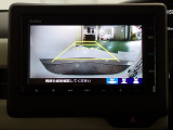 バックも安心のリアカメラ付いています。リアカメラがあると、いつでも安全にバックできますね。死角も減ります。3ビュー切り替え、ガイド線表示なので便利です。
