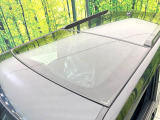 【ガラスルーフ】ガラスルーフ搭載で車内の解放感が一気にアップ!開放的なドライブをお楽しみいただけます。