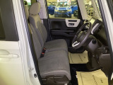 【ベンチシート】運転席と助手席の移動もスムーズ!狭い駐車場での乗り降りや、お子様の乗り降りにも便利です。座席の間にコンソールボックスやドリンクホルダーがないため、車内空間が広く感じます。