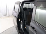 両側パワースライドドア付きだから、狭い駐車スペースなどでの 乗り降りラクラク!小さなお子さまのいるご家庭には嬉しい装備。