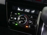 【オートエアコン】車内温度を感知して自動で温度調整をしてくれるのでいつでも快適な車内空間を創り上げます!どの席に座っても快適なドライブが楽しめます♪
