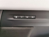 【メモリー機能付き電動シート】3パターンまでシートの位置を記憶させることができます。これで家族間でもスイッチ一つで自身の椅子の位置にセットできます。