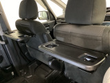 運転席・助手席の背もたれには、2列目シート用にカップホルダー付きの「格納式のシートバックテーブル」を装備しています。休憩時のちょっとした時間などカップを置いたり、小物置きに使えて便利です。