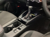 シンプルでとても使いやすいフロアシフトに、パーキングブレーキは、電子制御パーキングブレーキです。