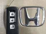 【Hondaスマートキー】カバンやポケットに入れたままでもドアの施錠・解錠が可能なスマートキーを装備。エンジンのオン・オフ時もカギを取り出す必要が無いからとっても便利です♪