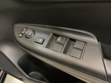 ハンドルの右側に電動格納付きパワーミラーの操作スイッチがついています。左右のサイドミラーの角度調節も微調整ができて便利です。パワーウインドウは運転席でドア4枚とも上下の操作ができるようになっています。