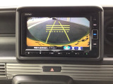 【バックカメラ】運転が苦手な方も車庫入れラクラクです!ギアをリバースに入れれば自動的に切り換わりますので、面倒な操作は不要です♪狭い駐車場もお車を傷つけず安心ですね!
