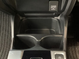 運転席と助手席の間にはドリンクホルダーが付いています。ちょうど手の届く所にありますので、とっても便利です♪
