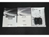 保証書・記録簿・取扱説明書と揃っていいます。キーの電池は新品にお取替えしてから納車させて頂きます。