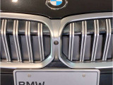 【キドニーグリル】BMWは約90年もの間、ほぼ全ての車両にひと目でBMWだと分かるこの特徴的なフロントグリルが備えられ、デザイン・アイコンとして親しまれてきました。