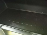 【ワイヤレスデバイスチャージング】置くだけでスマートフォンを充電することが出来ます。インテリアに溶け込んでおり、ラグジュアリーな雰囲気を損なうことはありません。