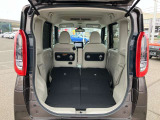 セカンドシートを折りたたむと長い荷物も収納できます。