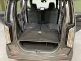 後席背もたれを倒せばちょっと大きめの荷物や長いものを積みたい時に便利です。