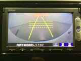 バックでの車庫入れも安心です! リアカメラが付いているバックモニター付のナビを装備しております。操作線もついており距離感も画面から確認できます。