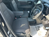 乗り心地の良いフロントシートです。足回りも広々としておりますので、長時間の運転も疲れづらいですよ。