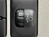 対向車や先行車への配慮が可能。積載物の状況に応じてヘッドライトの照射角度を手動調整できるスイッチ。