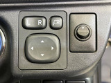 【電動格納ミラー】サイドミラーは電動格納式となっており、狭い駐車場でもキズがつくリスクを抑えられます。