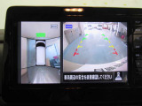 アラウンドビューモニターは4方のカメラで真上から車を見たようにモニターで確認ができます。周辺の安全確認、小さなお子様や障害物も目視で確認できるので駐車のしやすさだけでなく、事故防止にも役立ちます。