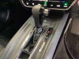 CVT車のセレクトレバーです。低速から高速まで、変速ショックのないスムーズな走りと、エンジン効率のよい領域を維持して燃費にも貢献します。