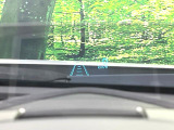 【カラーヘッドアップディスプレイ】現在の速度や走行情報をデジタル表示で運転席前方のガラスに投影!カラー付きで視認性も高く、運転中目線をずらさず必要な情報を確認できるのでとっても便利で安心!