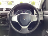 ステアリングのスレなどもなく、きれいな状態を保っております。また、メーターにも重度の高い警告などもございませんのでご安心を