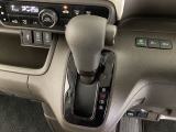 CVT車のセレクトレバーです。低速から高速まで、変速ショックのないスムーズな走りを実現するとともに、エンジン効率のよい領域を維持することで燃費にも貢献します。