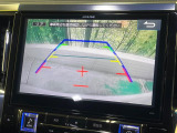 【バックカメラ】駐車時に後方がリアルタイム映像で確認できます。大型商業施設や立体駐車場での駐車時や、夜間のバック時に大活躍!運転スキルに関わらず、今や必須となった装備のひとつです!