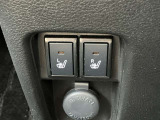 運転席と助手席にはシートヒーター機能付き!直ぐに暖かくなる為、真冬の寒い朝一には重宝される嬉しいアイテムです!